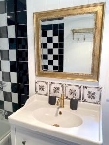 MoonbahJindabyne - Kia Ora Cabin Farmstay的浴室设有白色水槽和镜子