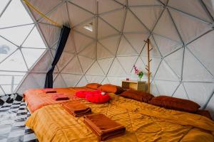 Mon JamMonteadeo Camping的帐篷内带大床的房间