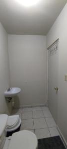 Colonia AlamitosConfortable habitación的白色浴室设有2个卫生间和水槽