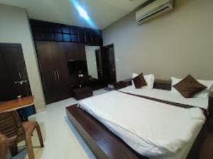 AshoknagarHotel Ahinsa Palace, Ashoknagar的一间卧室,卧室内配有一张大床