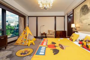 桂林桂林香格里拉（亲子酒店 恒温泳池）的一间卧室配有一张大床,上面有玩具金字塔