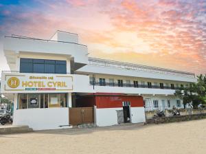 根尼亚古马里HOTEL CYRIL的一座有酒店活力的建筑,享有日落美景