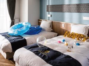 北谷町Aqua Palace Chatan by Coldio Premium的装饰精美的酒店客房内的两张床