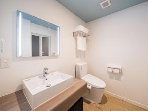 北谷町Aqua Palace Chatan by Coldio Premium的白色的浴室设有水槽和卫生间。