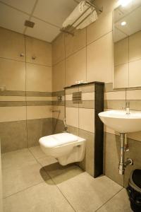 埃尔讷古勒姆Sulu Residency的一间带卫生间和水槽的浴室