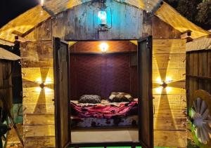 KolvanPawna lake Camping Lonavala的树屋小房间的一个床位