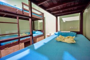 长滩岛长滩岛背包客旅舍的一间卧室配有两张双层床,铺有蓝色床单。