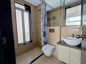孟买Premium Apartment in Hiranandani Powai by Maxxvalue - Chitranjan的一间带卫生间、水槽和窗户的浴室