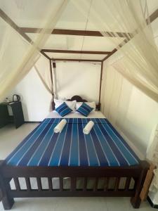 阿杭格默PineApple Surf的一间帐篷内带蓝色床的卧室