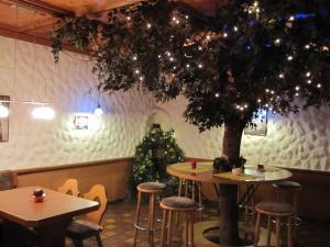 里肯巴赫Alemannenhof Hotel Engel的餐厅的圣诞树,有桌子和凳子