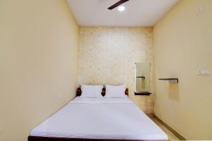 兰奇OYO Hotel Lake View的小房间的一个床位,配有两个白色枕头