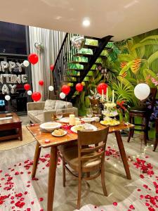 河内FlowerGod PentStudio WestLake Tay Ho Hanoi的一间带桌子和楼梯的用餐室