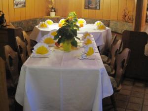 里肯巴赫Alemannenhof Hotel Engel的一张桌子上放着白色桌布和鲜花