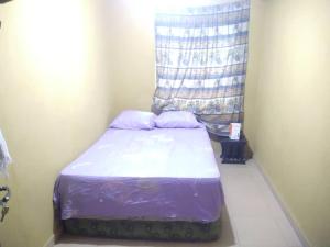 伊巴丹Two bedroom Home at Gbagi, New Ife Road, Ibadan @ Igbekele Oluwa House, 3 Zone A, Opeyemi Street, New Gbagi Market, New Ife Road, Gbagi, Ibadan, Oyo State的窗户客房内的小床