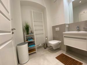 莱比锡Ferienwohnung Lipsia的白色的浴室设有卫生间和水槽。