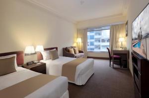 香港恒丰酒店的酒店客房设有两张床和电视。