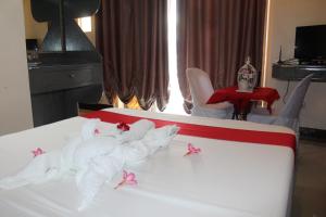 GateLORELEI BEACH RESORT的一间卧室配有一张粉红色装饰的床。