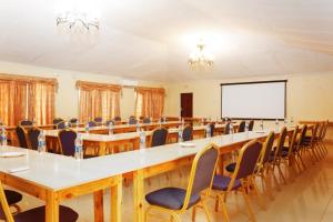 ZombaMango Lodge Zomba的大房间设有一张大桌子和椅子