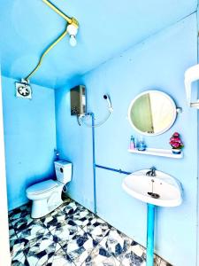 Mon JamMonteadeo Camping的蓝色的浴室设有卫生间和水槽