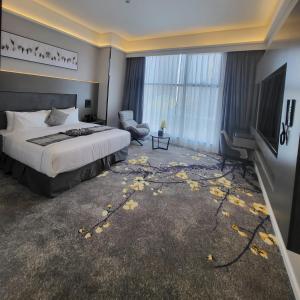 利雅德Msharef almoden hotel فندق مشارف المدن的酒店客房,配有床和电视