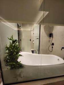 利雅德Msharef almoden hotel فندق مشارف المدن的一间带浴缸的浴室,里面装有植物