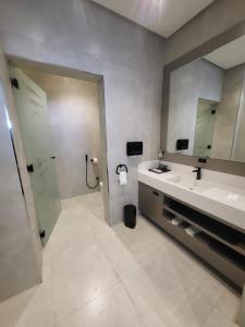利雅德Msharef almoden hotel فندق مشارف المدن的一间带水槽和镜子的浴室