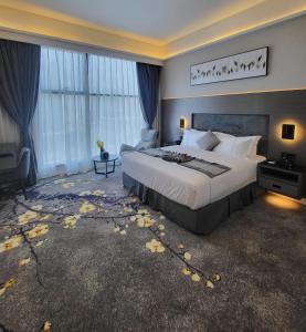 利雅德Msharef almoden hotel فندق مشارف المدن的酒店客房设有一张大床和窗户。