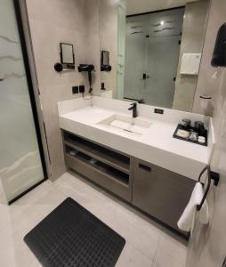 利雅德Msharef almoden hotel فندق مشارف المدن的一间带水槽和大镜子的浴室