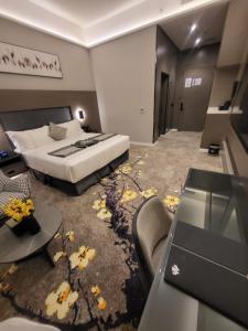 利雅德Msharef almoden hotel فندق مشارف المدن的一间卧室配有一张床、一张桌子和一张桌子