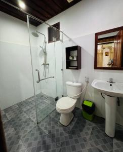 琅勃拉邦Singrarat Hotel的带淋浴、卫生间和盥洗盆的浴室