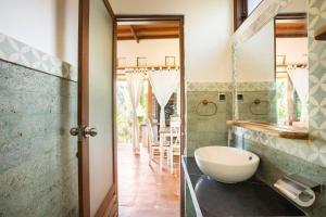 AngsriHidden paradise的一间带水槽和镜子的浴室