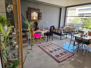 拉瑞Oldskool Villas的客厅配有桌椅和地毯。