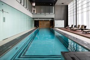 迪拜Frank Porter - Index Tower的大楼内的一个蓝色海水游泳池