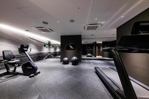 东京Hotel Metropolitan Tokyo Haneda - 2023-10-17 Grand Opening的大楼内带有氧器材的健身房