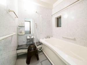 Toon瀧乃元 近藤家（Kondoke-Inn)的白色的浴室设有浴缸和水槽。