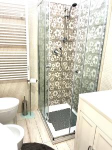斯卡莱阿Minù house的浴室里设有玻璃门淋浴