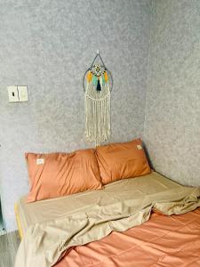 Plei KêpKen House 1993的卧室配有一张床,墙上挂着一个梦幻捕捉器