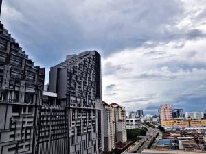 马六甲lmperio Residence Melaka - Private Indoor Hot Jacuzzi的享有城市天际线和高楼的景色