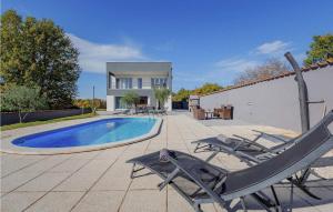 斯维蒂皮塔乌苏米Villa Bella Area的一座带游泳池和两把躺椅的房子