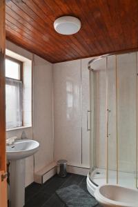 普雷斯顿Amarillys Guest House的带淋浴、卫生间和盥洗盆的浴室