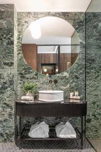 卢布尔雅那AS Boutique Hotel, superior的一间带水槽和镜子的浴室