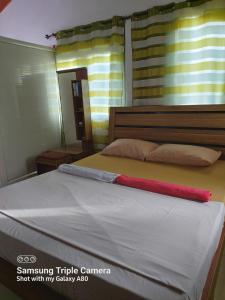 Rodrigues IslandSur la route des tortues的一间卧室配有一张带红色毛巾的床