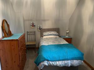 North TamertonWell Farm Cottages的一间小卧室,配有一张床和一个梳妆台