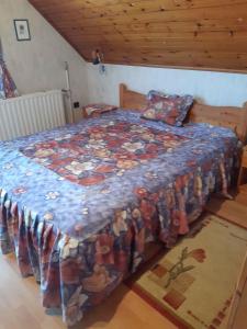 包道乔尼托毛伊Holiday home in Badacsonytomaj 20247的一间卧室配有一张带蓝色棉被的床