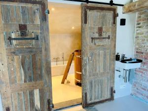 布兰肯贝赫Sauna-Garden的旧木门,浴室内设有水槽