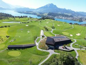 卢塞恩巴德格福酒店的享有高尔夫球场和湖泊的空中景致