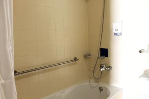恩特龙卡门图加梅罗酒店的带淋浴和浴缸的浴室
