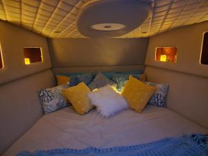 麦纳麦A special 24 hours yacht stay的飞机后部的一张带枕头的床铺