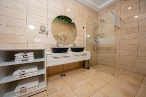 科切维Cirus apartments的一间带水槽和淋浴的浴室