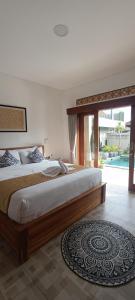 坎古The Breeze Stay and Surf Canggu Bali的一间卧室设有两张床和滑动玻璃门